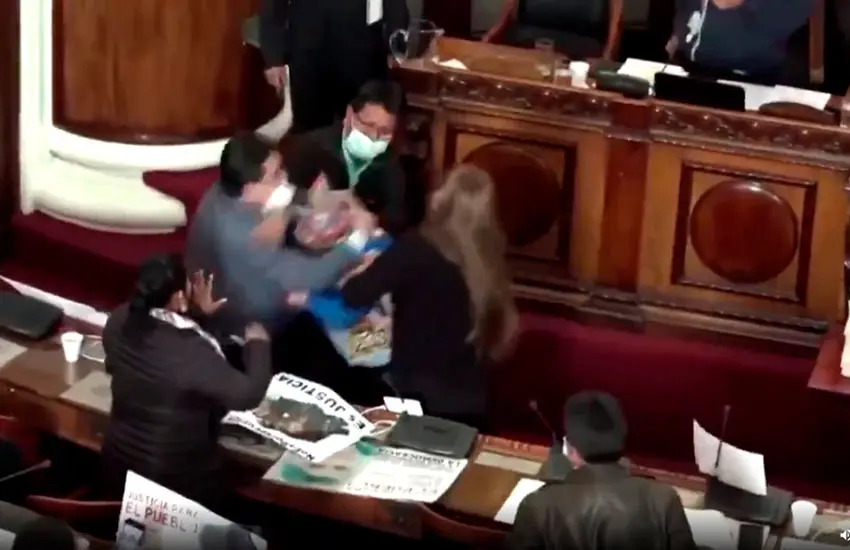 Video: diputados de Bolivia se agarraron a las piñas en plena sesión del Congreso