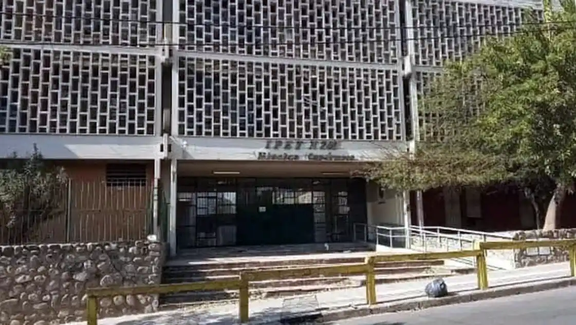 El ingreso del colegio Nicolás Copérnico en la ciudad de Córdoba.