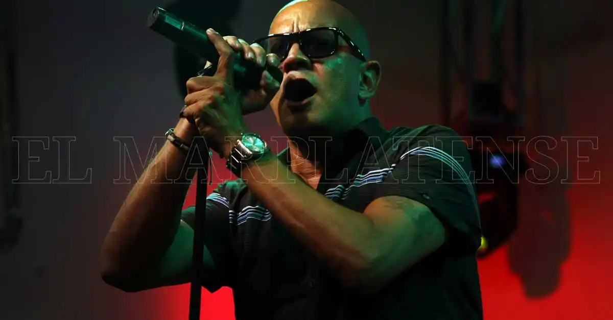 El Bahiano celebró 30 años de carrera con sus éxitos en Espacio Clarín