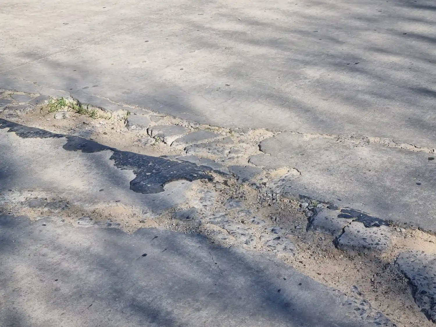 Avenida Néstor Kirchner: “Miren, acá dejé la rueda de mi auto”