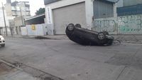 Un vehículo volcó tras impactar contra otro que se encontraba estacionado