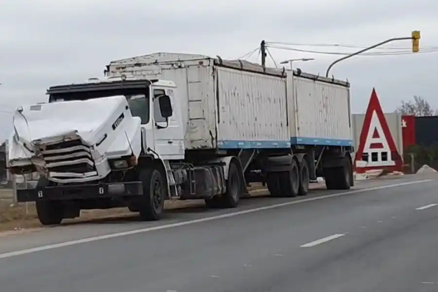 Sunchales: un camionero frenó por el semáforo en rojo y el que venía por atrás lo embistió con brutalidad