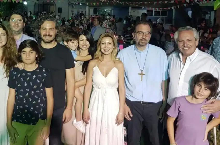 Alberto Fernández esperó la llegada de Navidad en la iglesia de San Cayetano