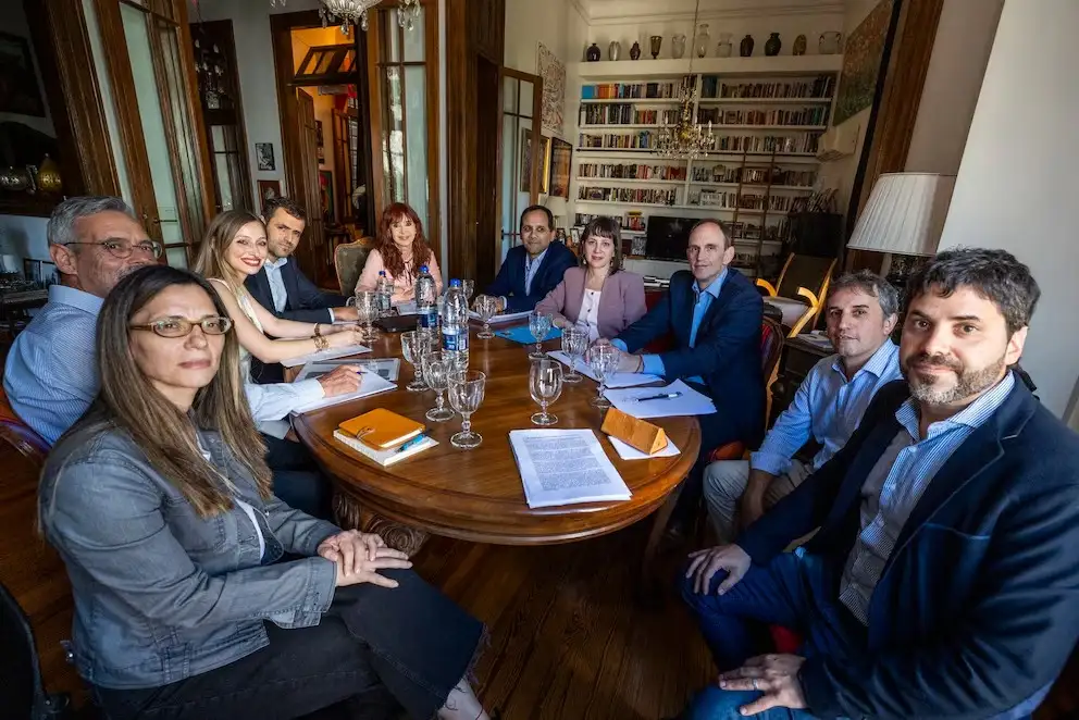 La decisión judicial se conoce luego de esta foto en la que se pudo ver a varias personas con la ex presidente.