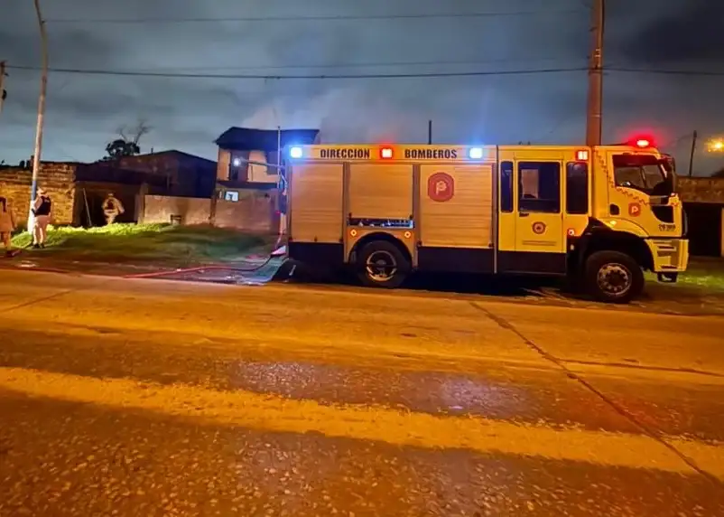 La casa tipo chalet sufrió destrozos totales en la planta alta.