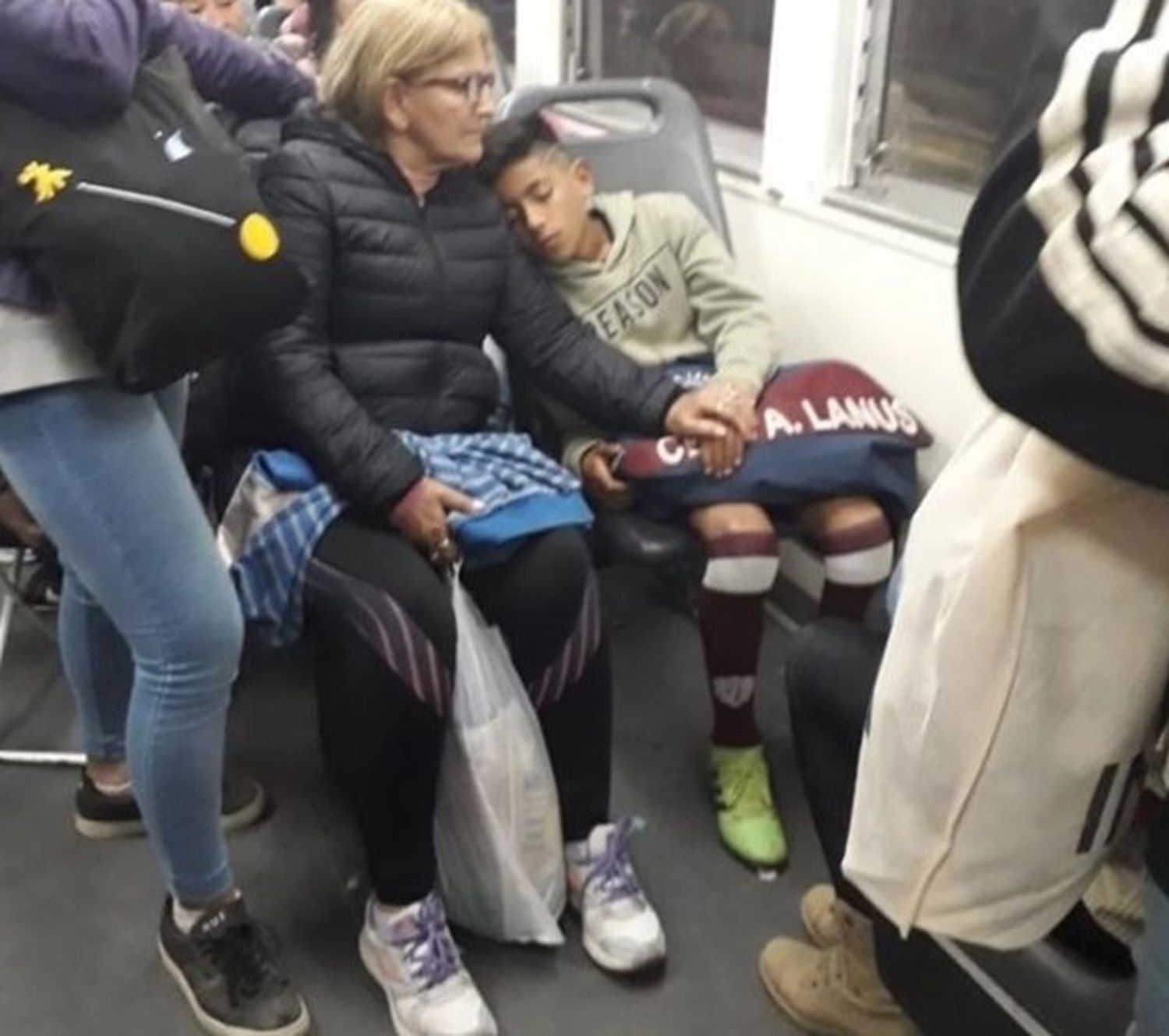 Por qué se viralizó la imagen de este niño mientras dormía en el tren