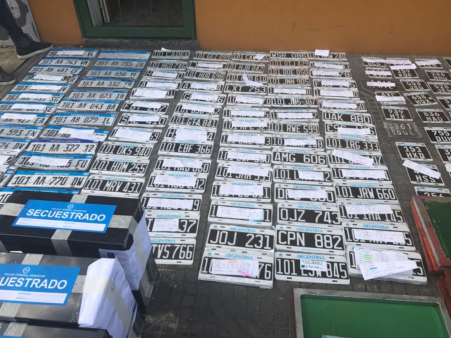 Desbaratan "fábrica" de patentes truchas en Ciudadela e incautan más de tres mil