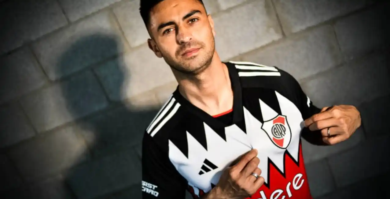 El uniforme se completa con shorts rojos y medias tricolores.