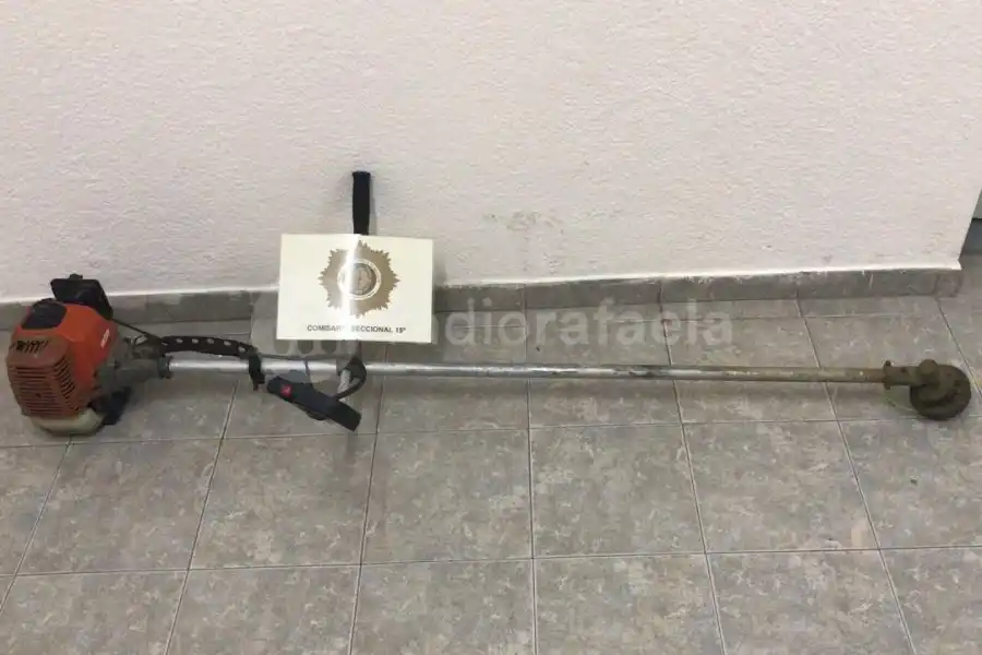 Le robó la motoguadaña desde la camioneta y comenzó a seguir al ladrón por el barrio