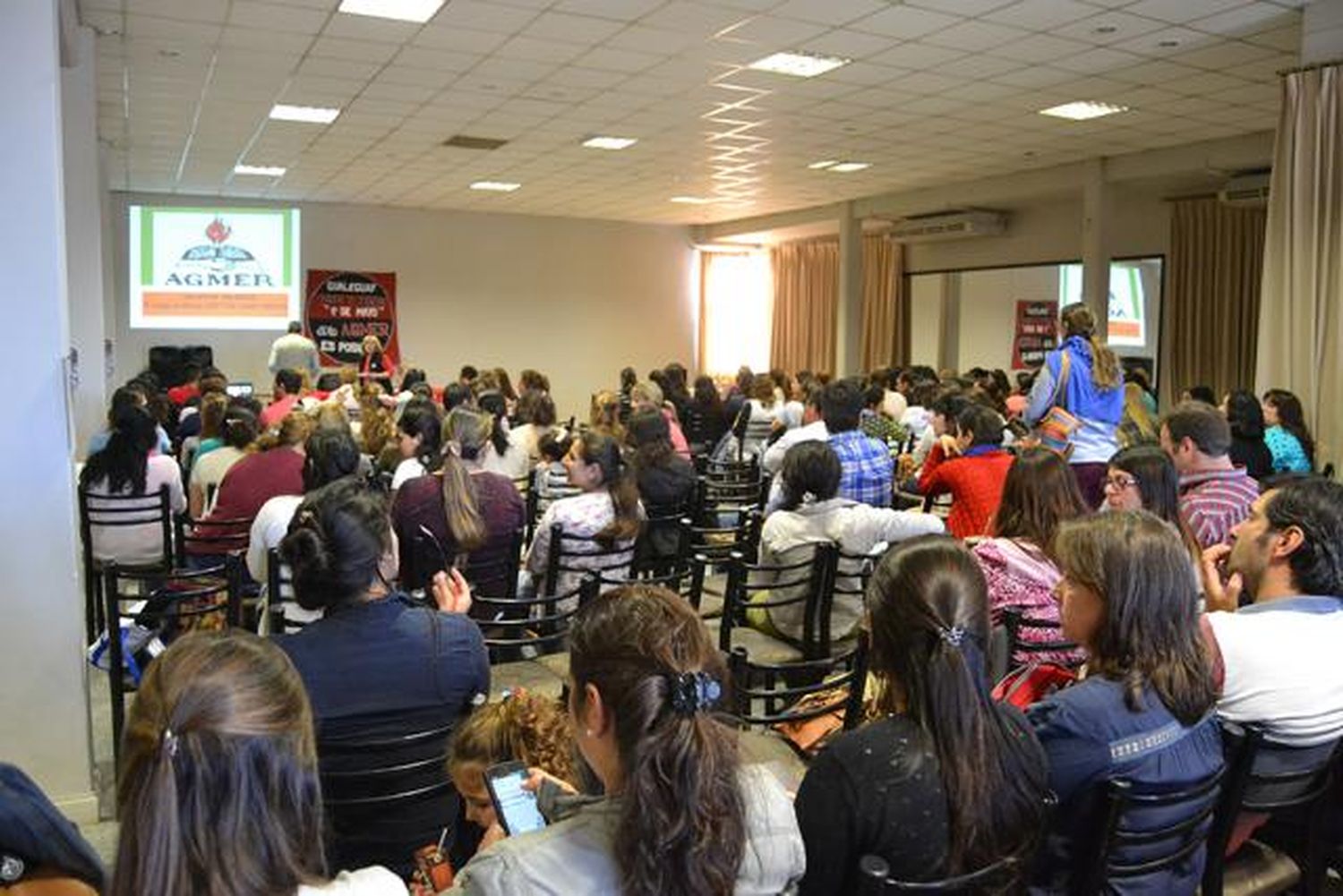 Se realizó un taller de salario docente en Bomberos