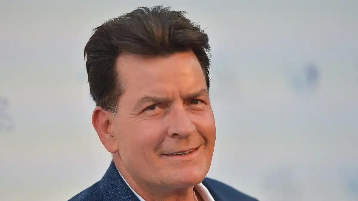 DE PELÍCULA: vecina casi ahorca a Charlie Sheen en su propia casa