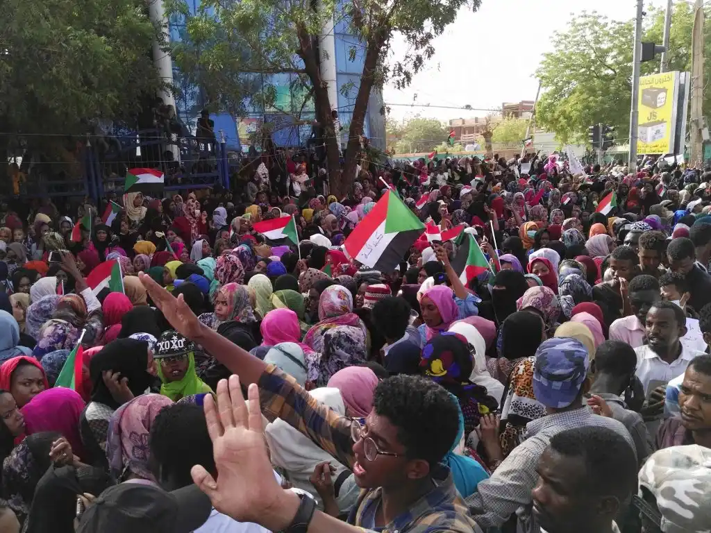 Una junta militar derrocó al presidente Omar al Bashir
