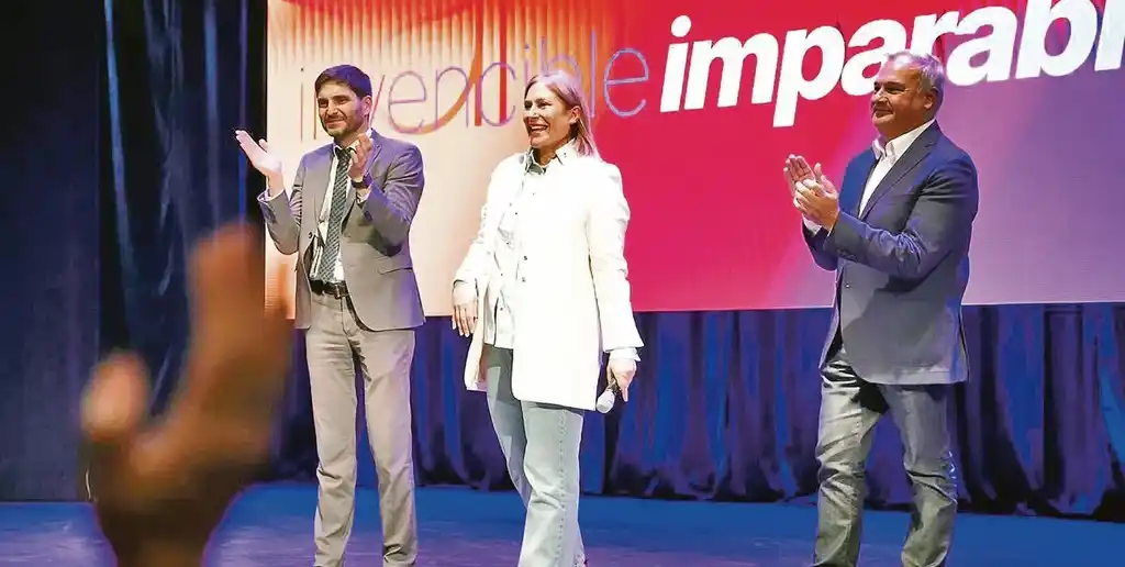 Scaglia, entre Pullaro y Farías en el escenario del Centro Cultural Provincial.