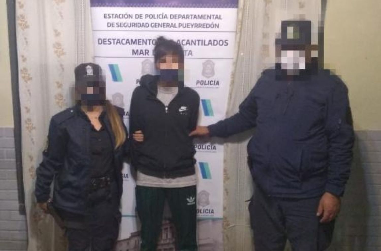 Dos mujeres golpearon a un joven para robarle