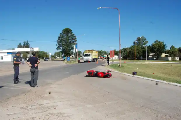 Se chocó un poste en el ingreso a Larroque y está grave