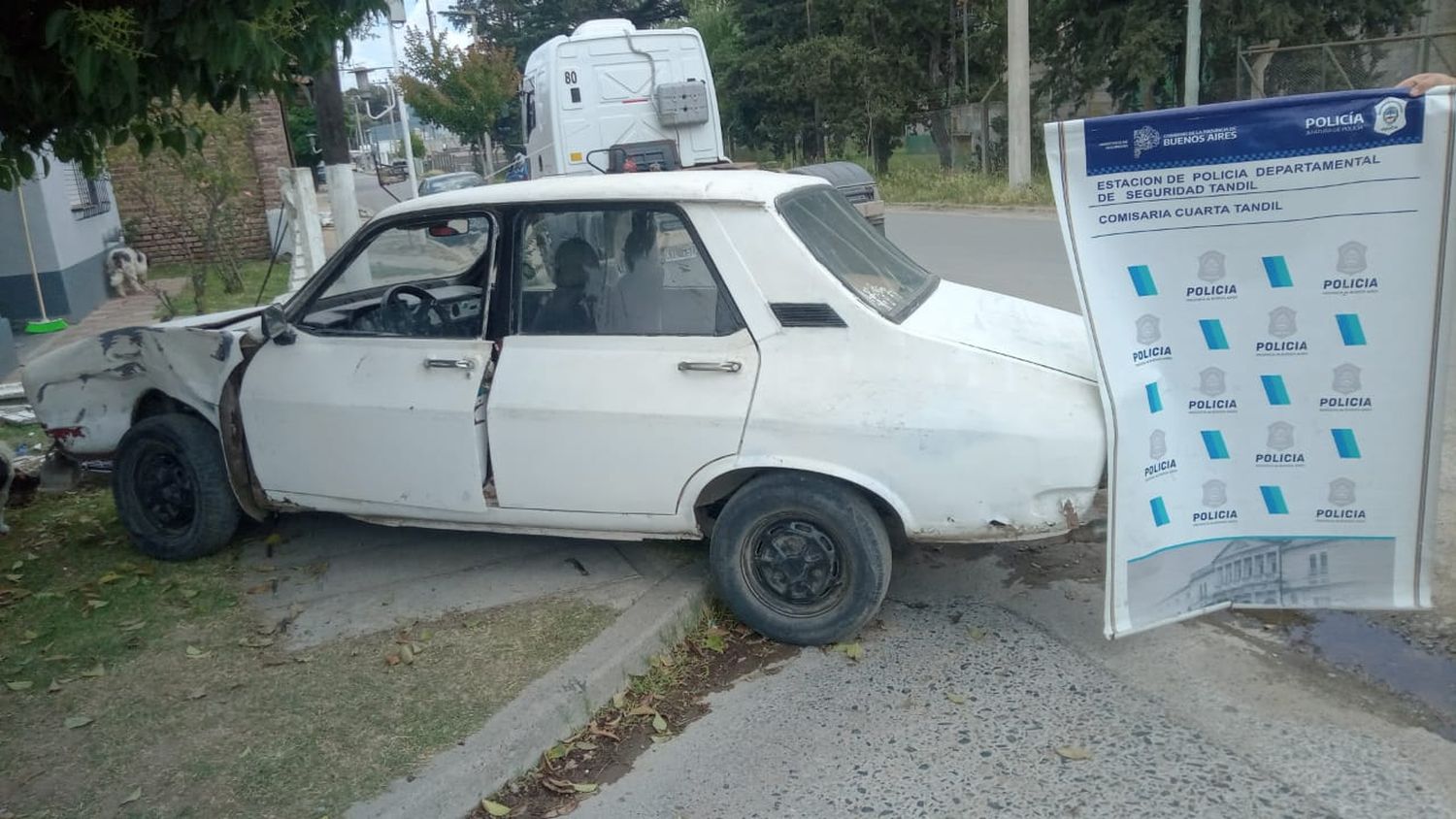 Una motociclista herida tras chocar con un auto