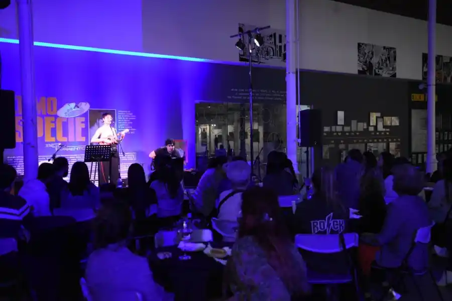 Se presentó “Sueña Complejo” en el ciclo de recitales acústicos en el Viejo Mercado