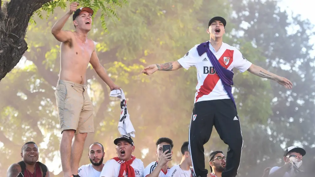 Miles de hinchas y socios de River recibieron al plantel como campeones