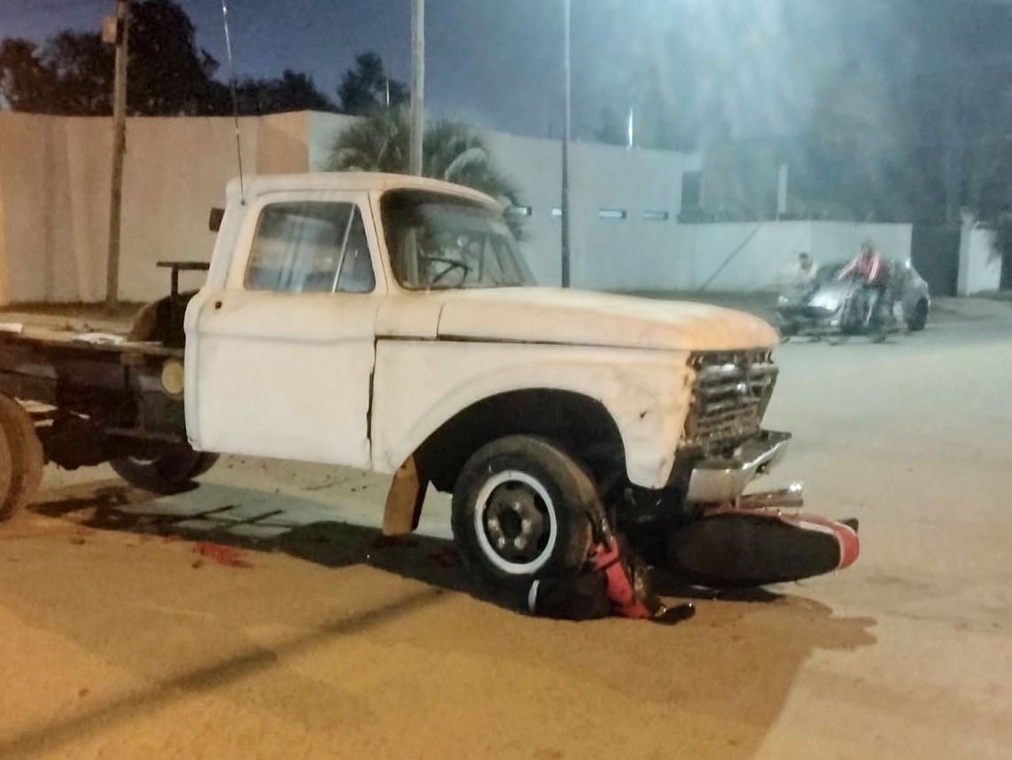 Choque entre una camioneta y una motocicleta