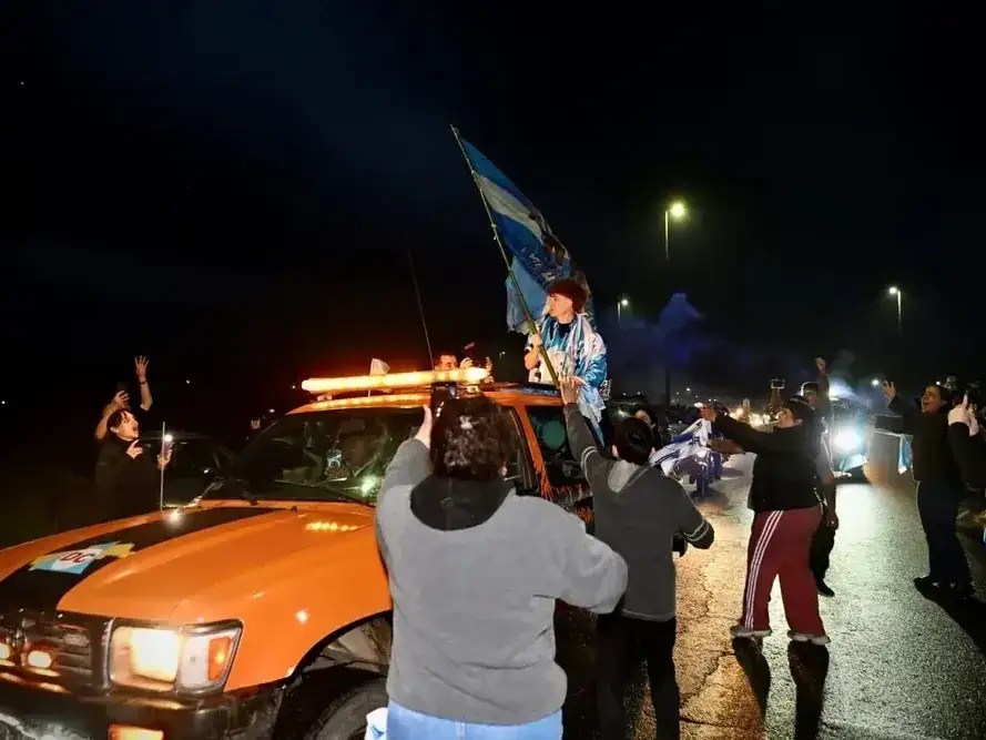 Una extensa caravana de autos y motos escoltó al campeón del mundo por el acceso Lebensohn, la avenida 36 y la calle 9 hasta el Palacio Municipal.