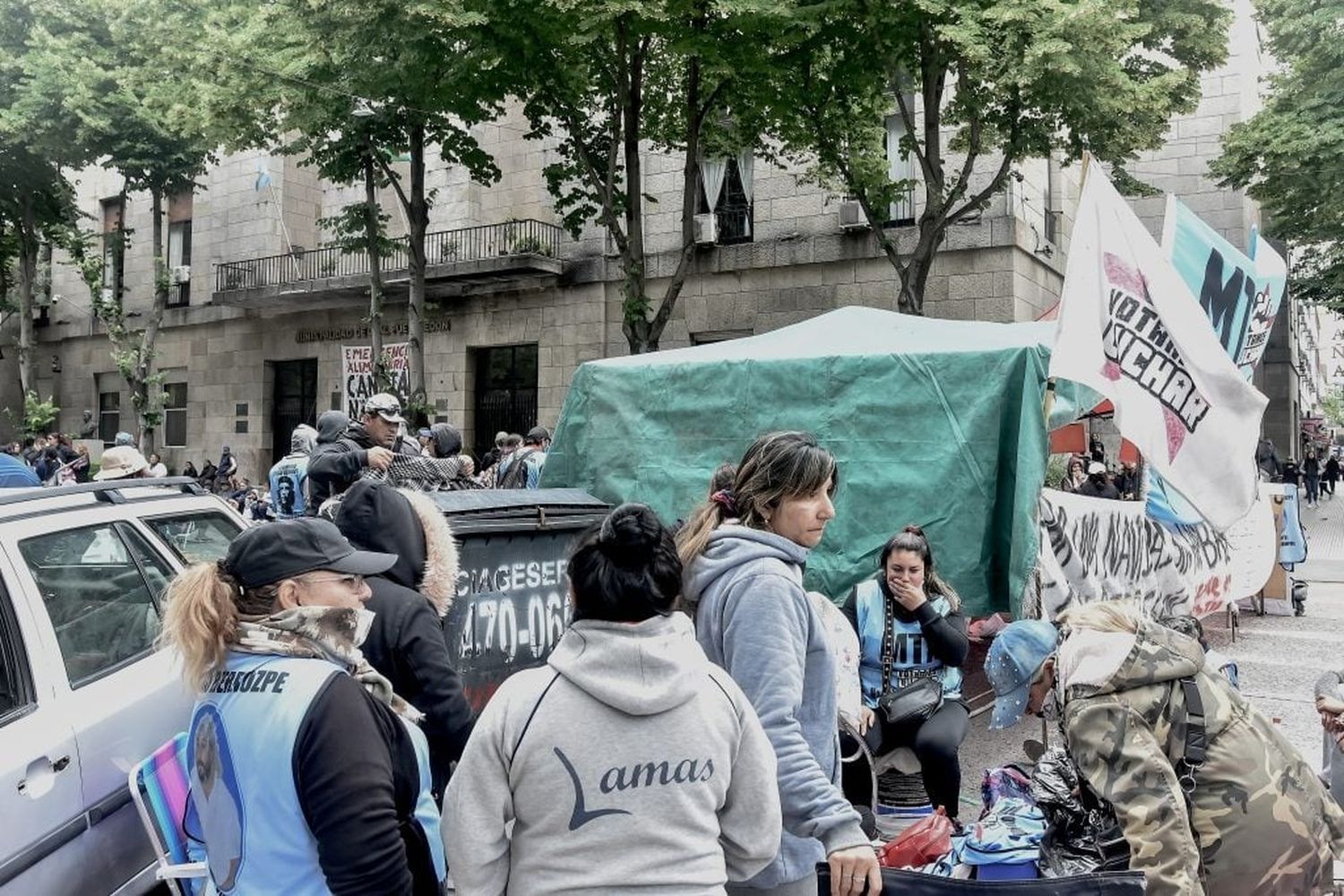 Organizaciones sociales acampan frente a la municipalidad de General Pueyrredón: Piden canasta navideña