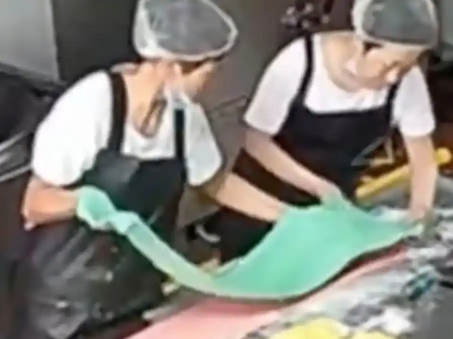 Las imágenes de las cámaras de seguridad muestran al personal agregando colorante a la harina (Foto: Weibo)