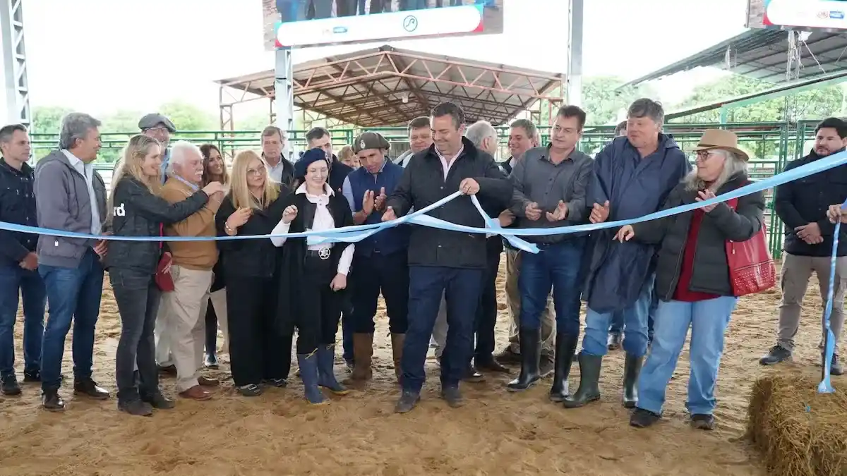 Autoridades provinciales y dirigentes del sector ganadero participaron de la inauguración oficial de la Nacional Primavera Braford en Chaco