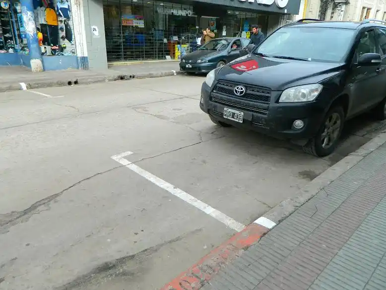 Continúa el pintado de los cajones de estacionamiento 