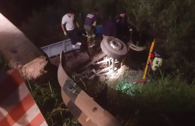 Viale: un camionero está grave tras caer de un puente en Ruta 12