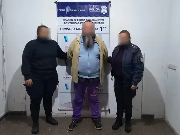 Un taxista amenazó a dos personas con un arma por un lugar para estacionar en Colón y San Luis