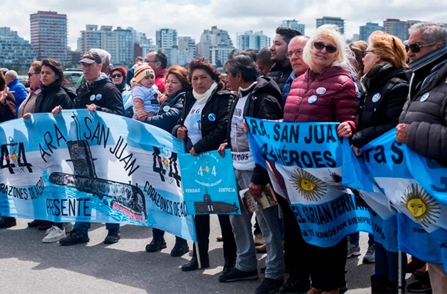 Familiares del ARA San Juan califican de "golpe judicial" el sobreseimiento a Macri