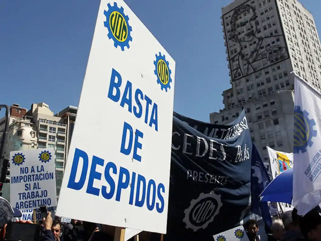 Cada vez más empresas reducen personal y caen 29.000 empleos privados formales