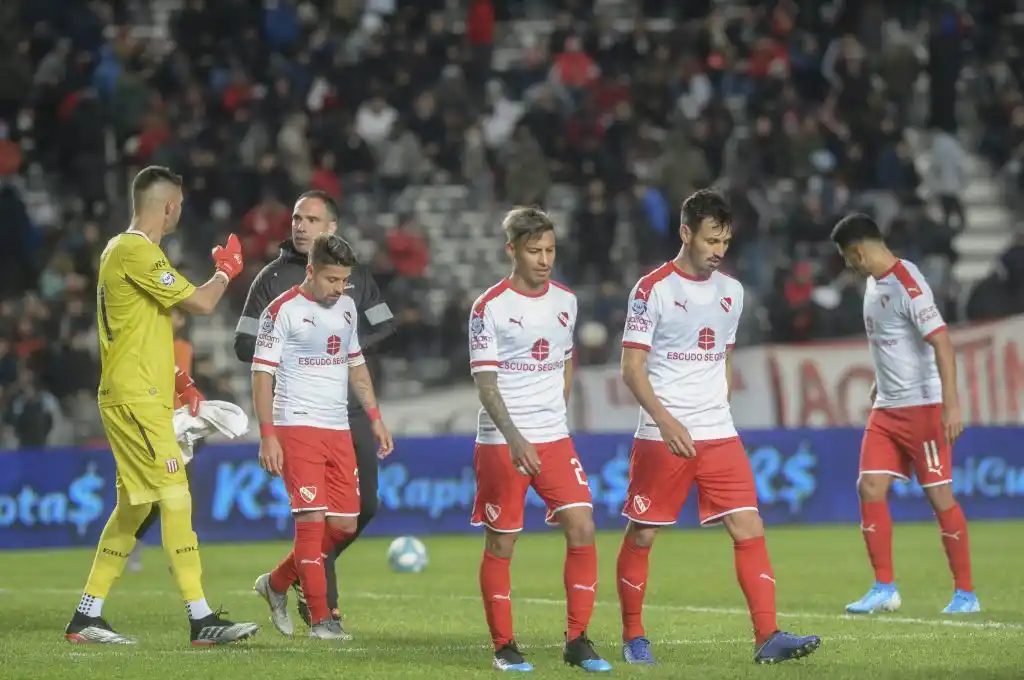 El golpeado Independiente juega como local ante Colón