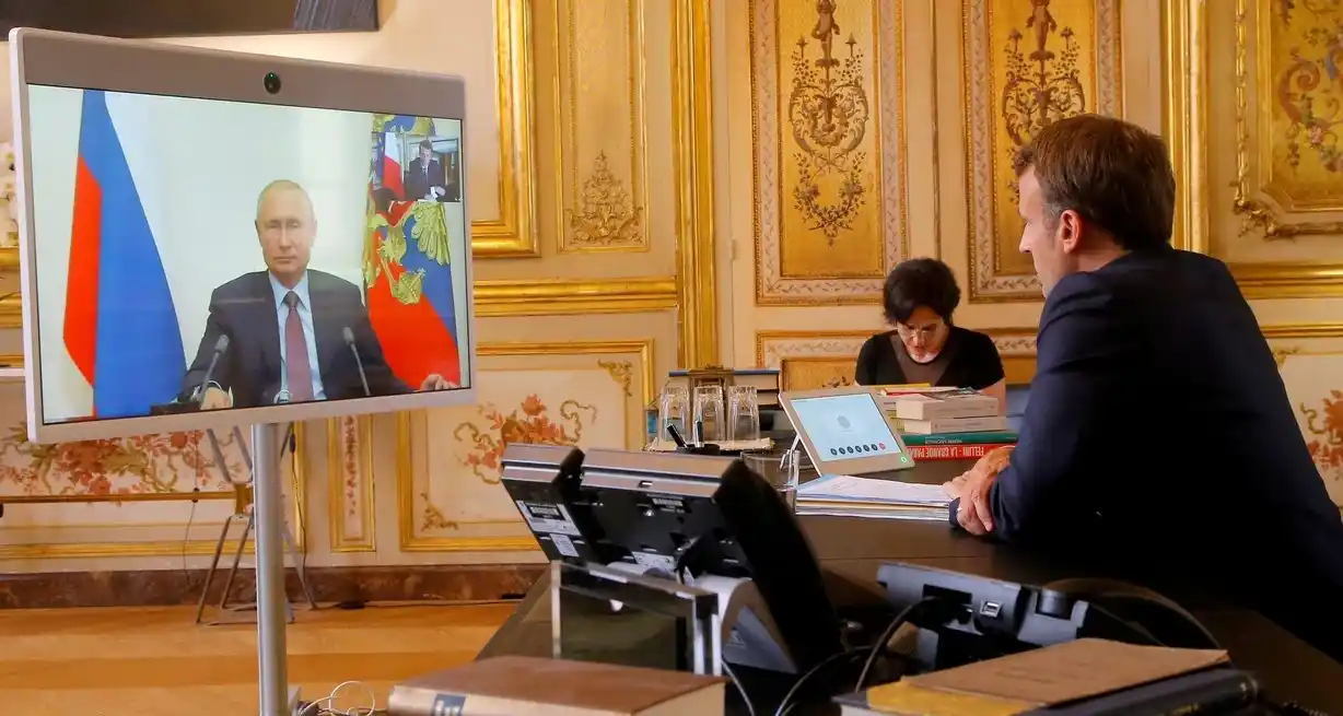 El diálogo entre los mandatarios subraya la necesidad de negociaciones para un alto el fuego en Ucrania. Foto: Archivo / Michel Euler REUTERS.