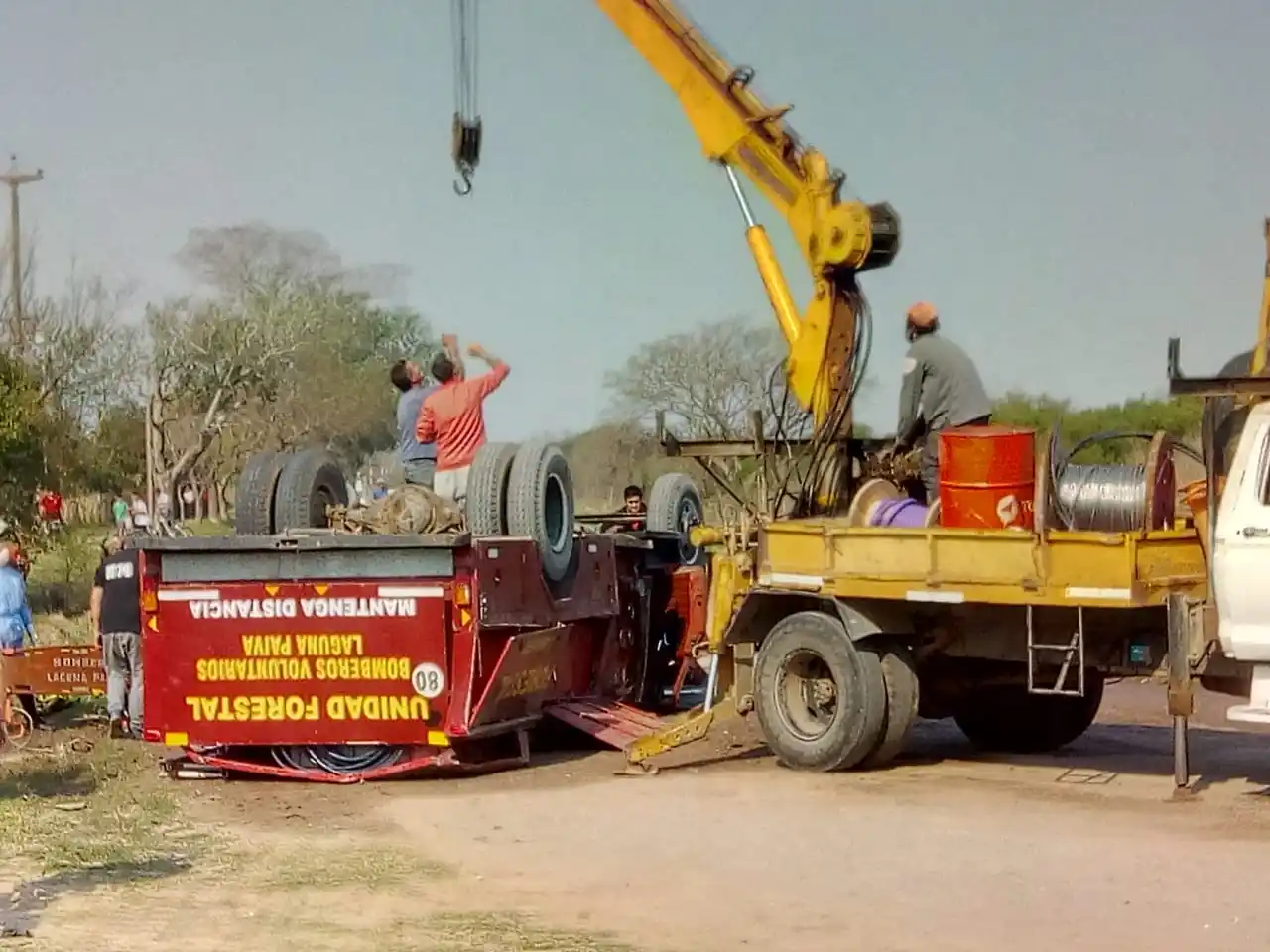 Laguna Paiva: una autobomba cayó sobre un bombero durante un operativo