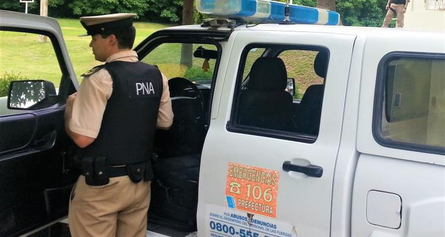 La denuncia de un detenido provocó un allanamiento en la casa de un policía