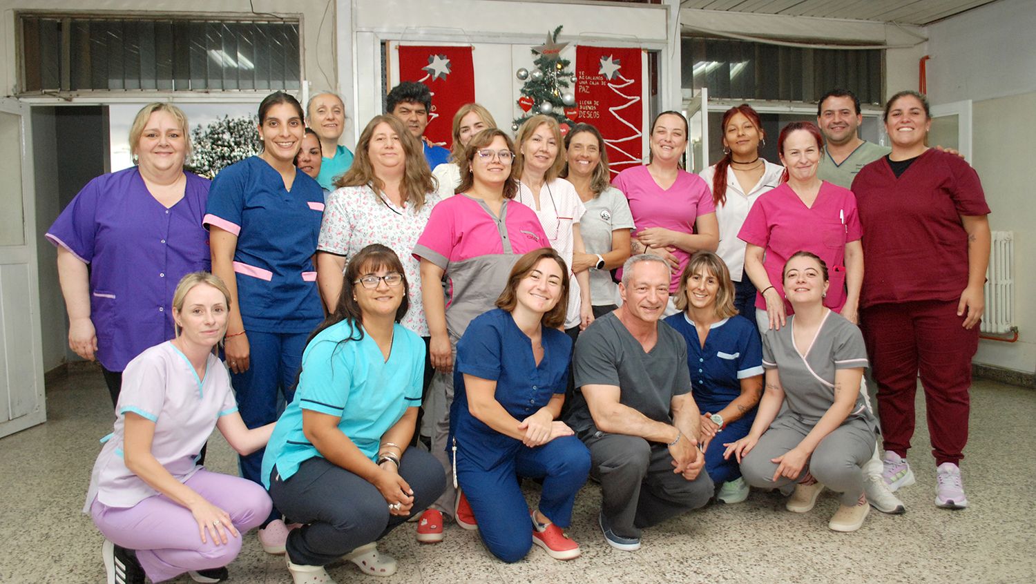 En el Hospital. El enfermero Claudio Poliero con 41 años de servicio junto a sus compañeros en la guardia de fin de año