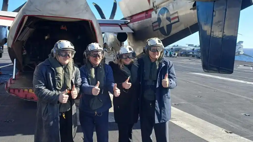 El presidente Javier Milei, junto al embajador Peter Lamelas, Karina Milei y Pablo Quirno a bordo del portaaviones USS Nimitz durante ejercicios navales conjuntos con Estados Unidos