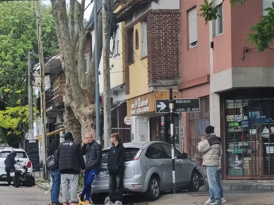 Un fuerte impacto entre una camioneta y un auto provocó demoras en el tránsito, aunque la situación fue rápidamente controlada por personal policial.