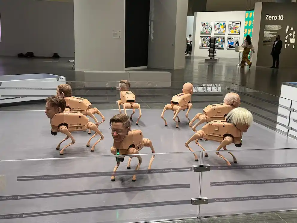 Los "perros robot" de Beeple asombraron en Berlín con inteligencia artificial y figuras icónicas