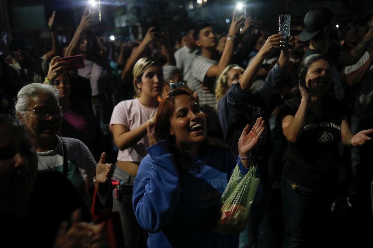 Elecciones en Venezuela: manifestantes chavistas y opositores se movilizan mientras esperan los resultados.