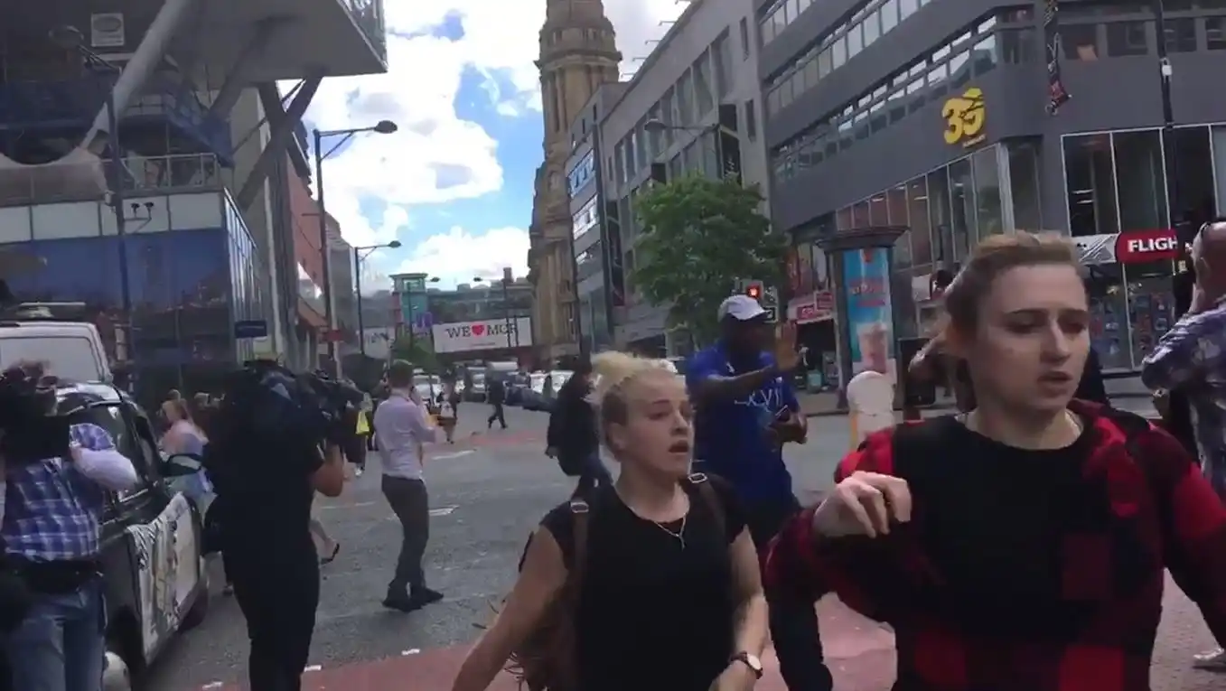 Manchester: Evacuaron un centro comercial por un “estallido”