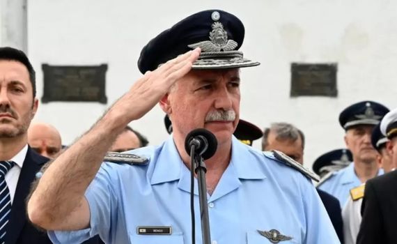 Desplazaron al jefe de la Fuerza Aérea por el uso indebido de aviones y casos de acoso