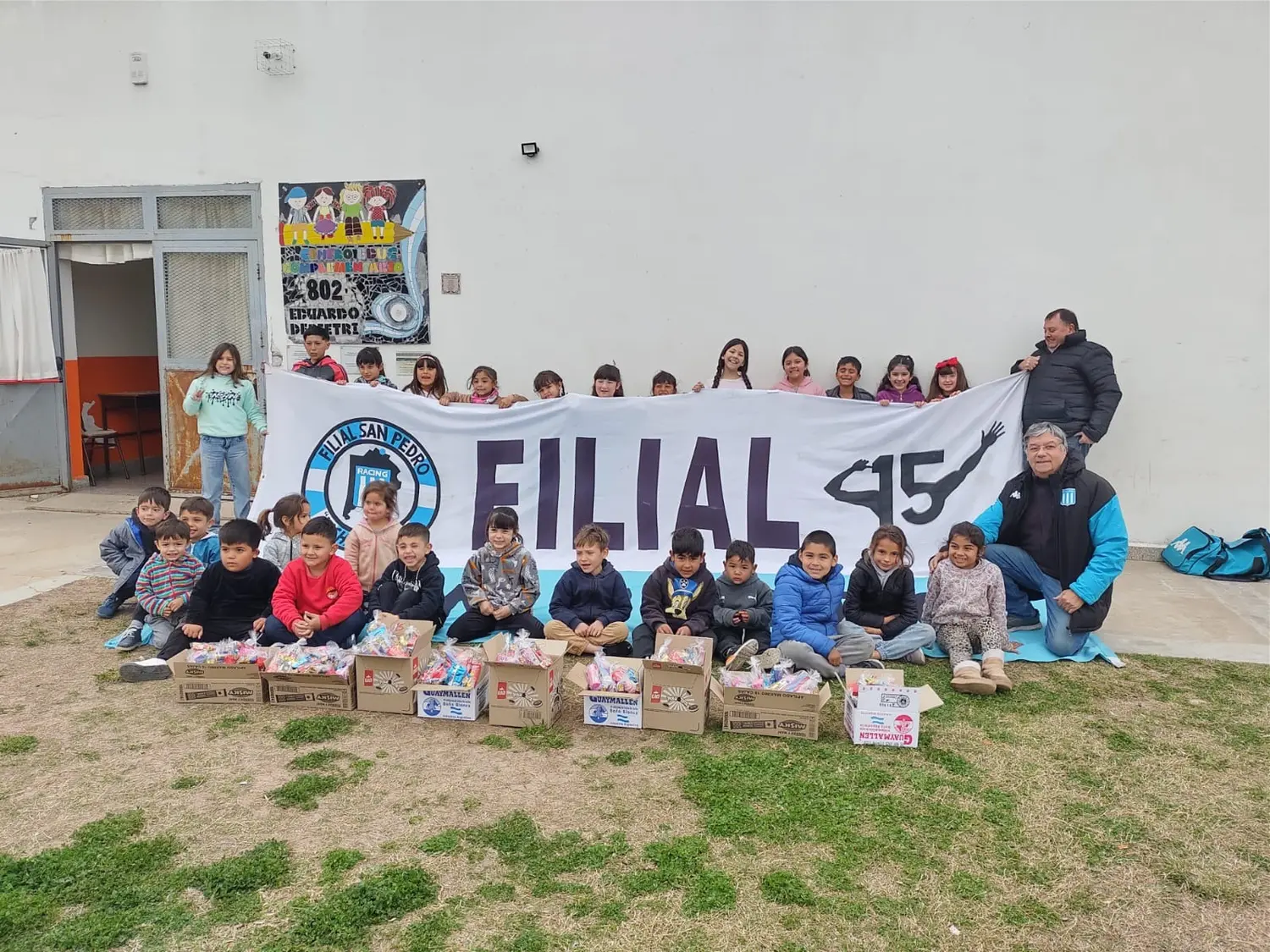 La filial de Racing donó bolsas de golosinas al CEC N° 802
