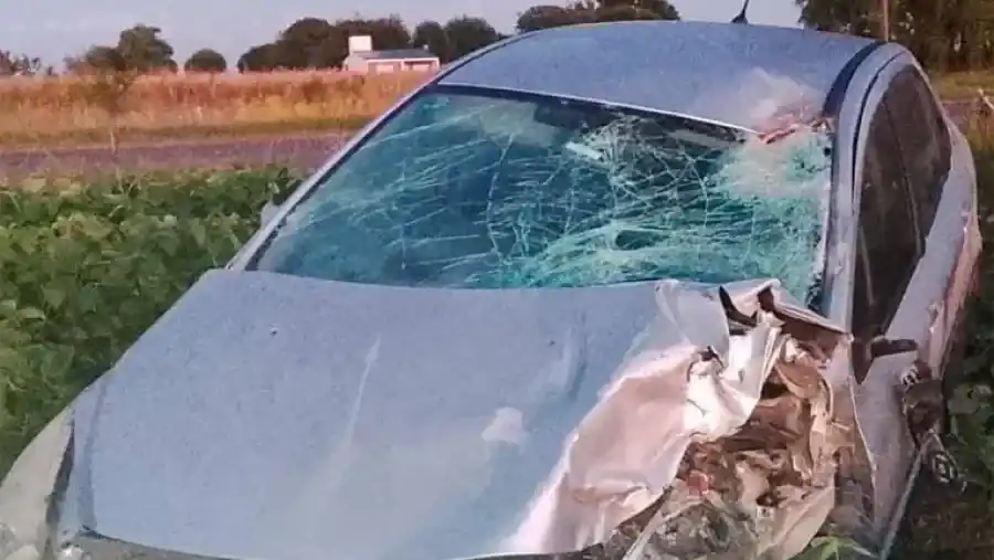 Un joven de 18 años murió tras chocar en su moto contra un auto