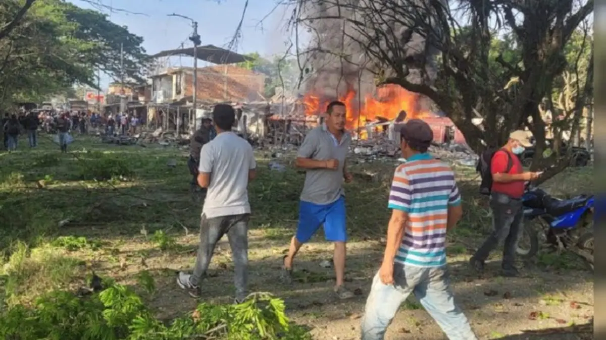 Atentado con carro bomba en sede policial en Colombia deja dos muertos, Petro acusa a disidencias de las Farc