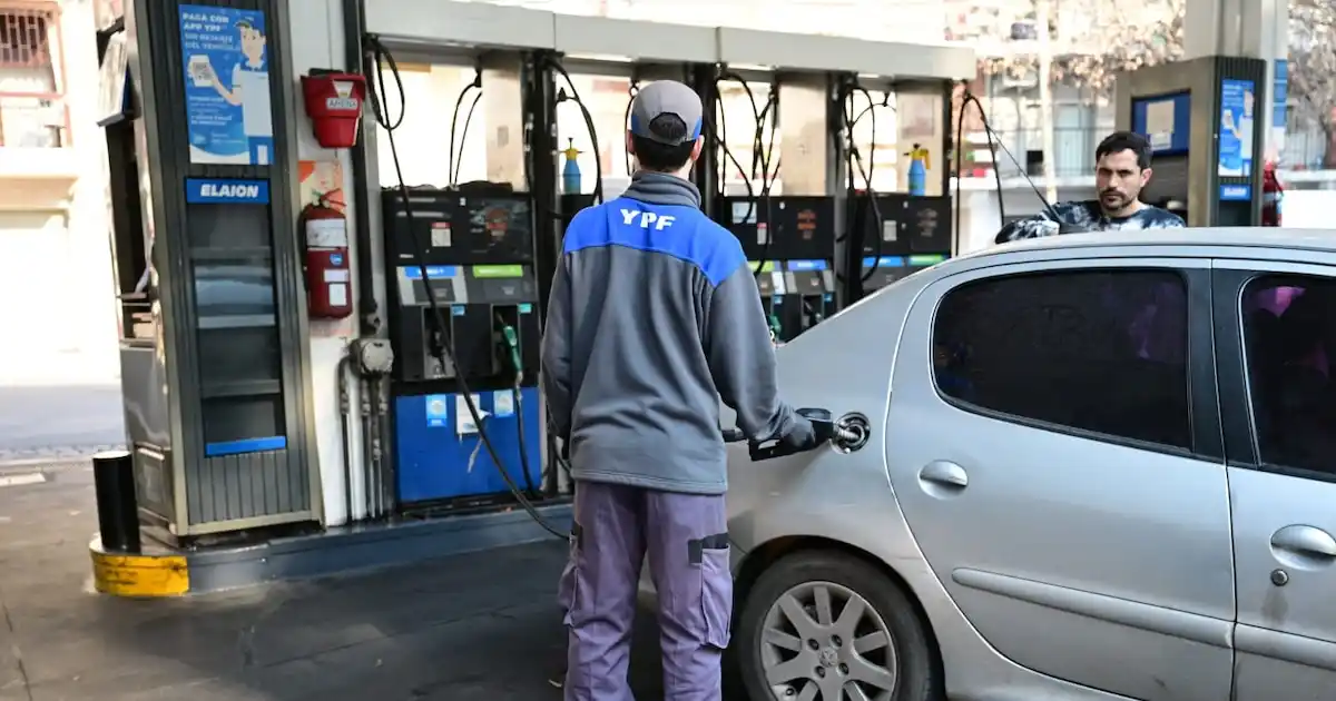 Según la nueva estructura oficial, el incremento total para la nafta súper y premium será de 11,035 pesos por litro.