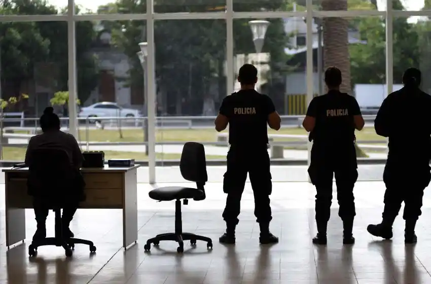 Los ocho policías seguirán detenidos