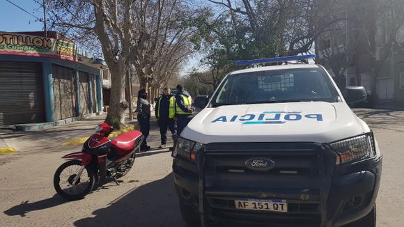 Chocaron una moto y un auto en Ituzaingó y Boulevard Moreno
