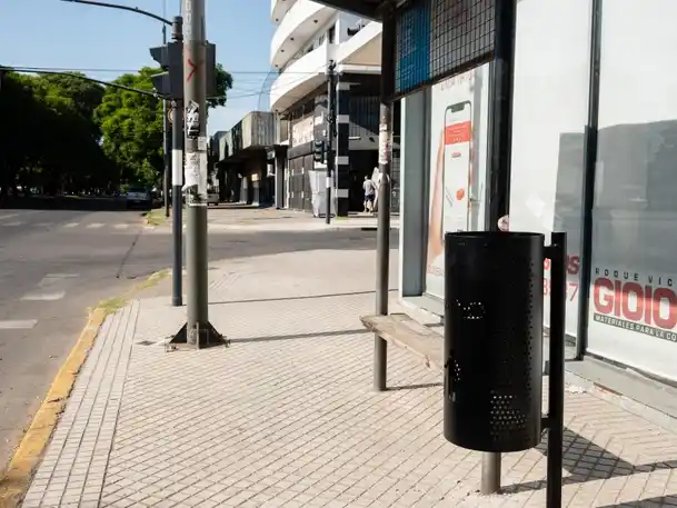 La Municipalidad informó que avanza con las colocaciones de cestos papeleros en bulevar Oroño - foto de Juan Pablo Allegue